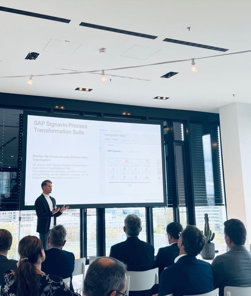 Fabian Hausner bei einem Kundenvortrag zur SAP Signavio Process Transformation Suite
